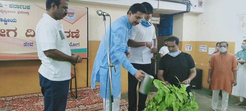 ಗಿಡಕ್ಕೆ ನೀರು ಹಾಕುವ ಮೂಲಕ ಬಿಜೆಪಿ ರಾಜ್ಯಾಧ್ಯಕ್ಷ ಯೋಗ ದಿನಾಚರಣೆಯನ್ನು ಉದ್ಘಾಟಿಸಿದರು.
