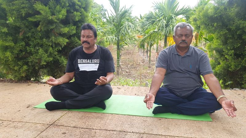 ಯೋಗಾಭ್ಯಾಸ ಮಾಡಿದ ಸಚಿವರಾದ ಬಿ ಸಿ ಪಾಟೀಲ್ ಹಾಗೂ ಎಸ್.ಟಿ. ಸೋಮಶೇಖರ್