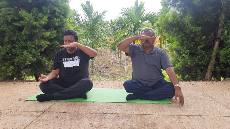 ಕೋವಿಡ್ ಹಿನ್ನಲೆ ಸಾರ್ವಜನಿಕ ಕಾರ್ಯಕ್ರಮ ಭಾಗಿಯಾಗದೇ ಹಾವೇರಿ ಜಿಲ್ಲೆ ಹಿರೇಕೆರೂರು ಪಟ್ಟಣದಲಲ್ಇರುವ ಸಚಿವ ಬಿ ಸಿ ಪಾಟೀಲ್ ಮನೆಯಲ್ಲೇ ಯೋಗ ದಿನ ಆಚರಿಸಿದ ಸಚಿವರು