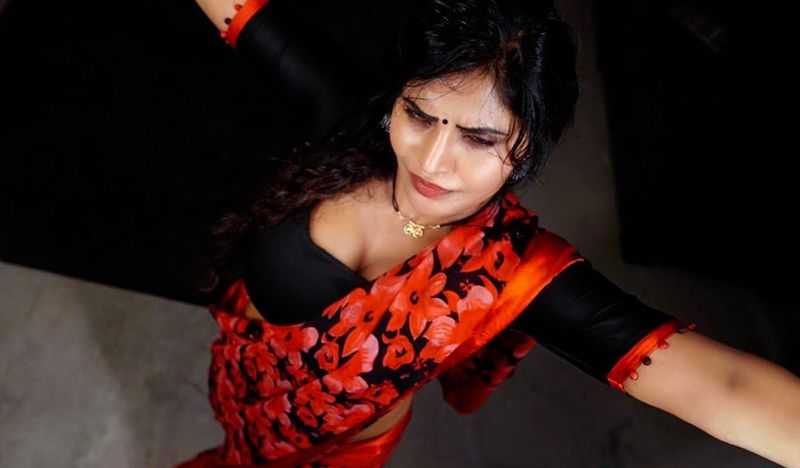 ఇది జరిగిన కథ.. ఒక అపార్ట్మెంట్లో ఒక మహిళను కూరగాయలు అమ్మేవాడు అలా చేసి చంపేశాడు.. అదే మనం చేస్తున్నాం అని చెప్పారు వర్మ. 