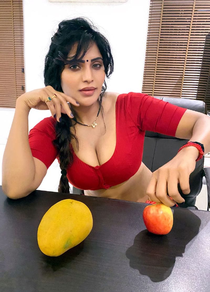 లాక్ డౌన్తో వర్మ నన్ను ఒప్పించడం మాట పక్కనపెడితే.. అసలు మనం ఎప్పుడు బయటపడతామా అని అనిపించింది. ఈ సినిమాను నెల రోజుల్లో తీశారని అంటున్నారు కాని.. రెండే రెండు వారాల్లో తీసేశారు. షూటింగ్ కేవలం రెండు రోజులు మాత్రమే. ఒక గంటలో డబ్బింగ్ అయ్యింది. పోస్ట్ ప్రొడక్షన్ పనులకు మిగతా రోజులు పట్టింది.
