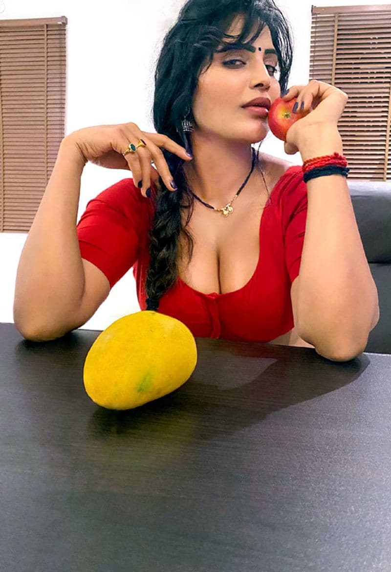 అయితే ఈ సినిమాకి పనిచేసిన వెంకట్ అనే అబ్బాయి.. నగ్నం సినిమాకి అసిస్టెంట్ డైరెక్టర్ కావడంతో నాకు మళ్లీ అవకాశం వచ్చింది’ అంటూ చెప్పుకొచ్చింది స్వీటీ పాప.