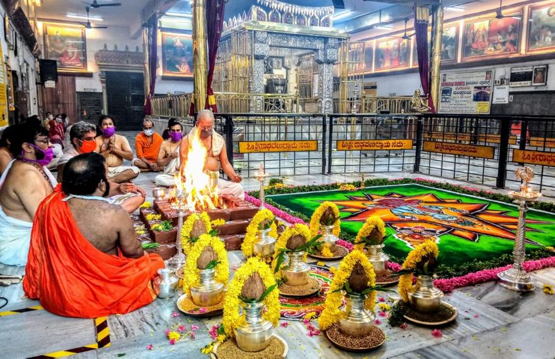 ಜಯನಗರ ರಾಘವೇಂದ್ರ ಸ್ವಾಮಿ ಮಠದಲ್ಲಿ ವಿಶೇಷ ಹೋಮ ನಡೆದಿದ್ದು,ಸೂರ್ಯಗ್ರಹಣ ಶಾಂತಿಗಾಗಿ ಹೋಮ ನಡೆಸಲಾಗಿದೆ.