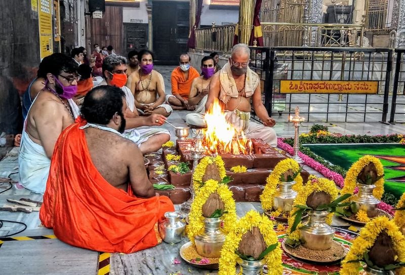 ವಿಶೇಷವಾಗಿ ರಂಗೋಲಿ ಪುಡಿಯಿಂದ ಚಿತ್ರವನ್ನು ಬರೆದು ಹೋಮ ಮಾಡಲಾಗಿದೆ.