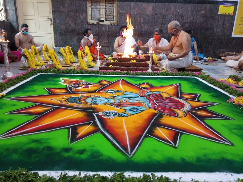 ಬೇರೆ ಬೇರೆ ಭಾಗಗಳಲ್ಲಿ ಬೇರೆ ಬೇರೆ ರೀತಿಯಲ್ಲಿ ಆಕರ್ಷಕ ರೀತಿಯಲ್ಲಿ ಕಂಡು ಬಂದ ಸೂರ್ಯನನ್ನು ಜನ ನೋಡಿದರು.