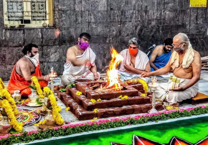 ವಿಶೇಷವಾಗಿ ಈ ಹೋಮ ನಡೆಸಿದ ಪುರೋಹಿತರು ಮಾಸ್ಕ್ ಧರಿಸಿದ್ದರು.