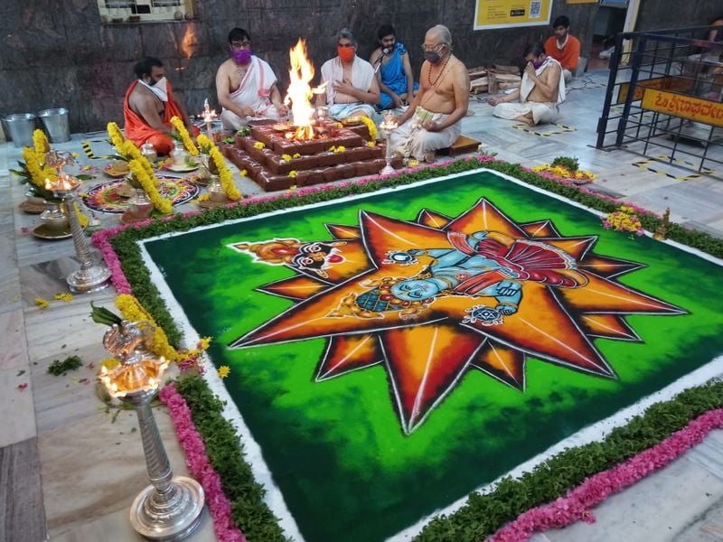 ಕೊರೋನಾ ಮುಂಜಾಗೃತಾ ಕ್ರಮವಾಗಿ ಸಾಮಾಜಿಕ ಅಂತರವನ್ನು ಕಾಯ್ದುಕೊಂಡು ಹೋಮ ನಡೆಸಲಾಗಿದೆ.