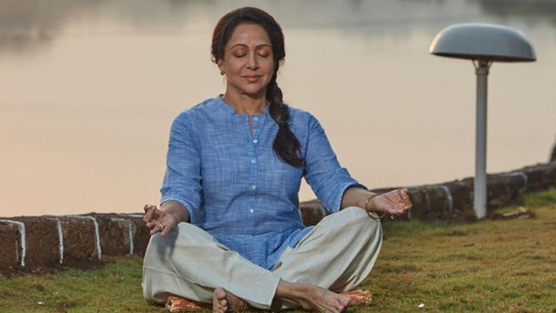 71 ವರ್ಷದ ಹೇಮಾ ಮಾಲಿನಿ ಈ ವಯಸ್ಸಿನಲ್ಲೂ ತುಂಬಾ ಸ್ಲಿಮ್ ಹಾಗೂ ಫಿಟ್. ಬಾಲಿವುಡ್ನ ಡ್ರೀಮ್ಗರ್ಲ್ ಶಾಸ್ತ್ರೀಯ ನೃತ್ಯದ ಜೊತೆಗೆ ಯೋಗವನ್ನೂ ಸಹ ಮಾಡುತ್ತಾರೆ.