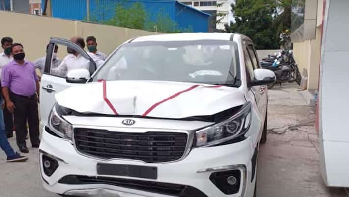 Kia Carnival brand new car crashed into Show room wall during delivery Kia Carnival brand new car crashed into Show room wall during delivery