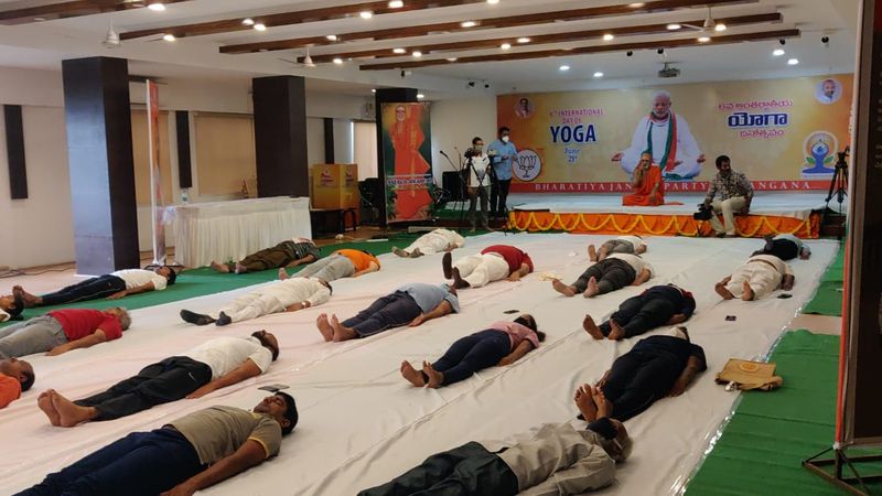 political leaders participating in International Yoga Day