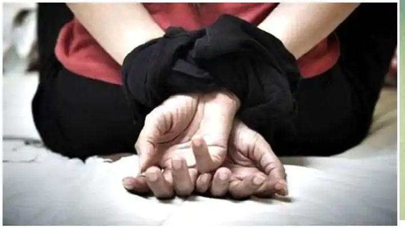 गम्हरपुर बस्ती के आगे रास्ते में एक युवक मिला, जिसने उसे अपने झांसे में लेकर समझाया कि सुबह होने पर चली जाना, इस तरह अकेले रात में जाना ठीक नहीं है। लड़के की बात मानकर किशोरी उसके साथ चली गई। (प्रतीकात्मक फोटो)
