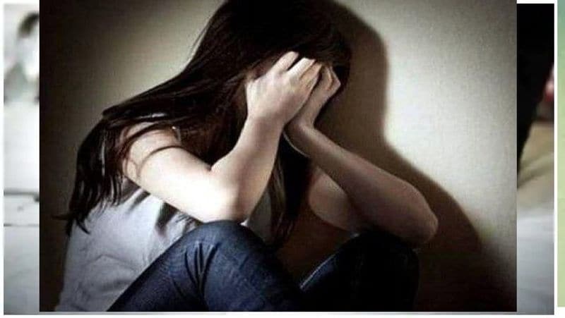 खून से लथपथ लड़की चीखती-चिल्लाती हुई सड़क की ओर दौड़ पड़ी, तभी त्रिवेणीगंज थाना में पदस्थापित एक चौकीदार ने गुजर रहा था, जिसने पीड़िता की जान बचाई और उसे त्रिवेणीगंज थाना पहुंचाया। (प्रतीकात्मक फोटो)
