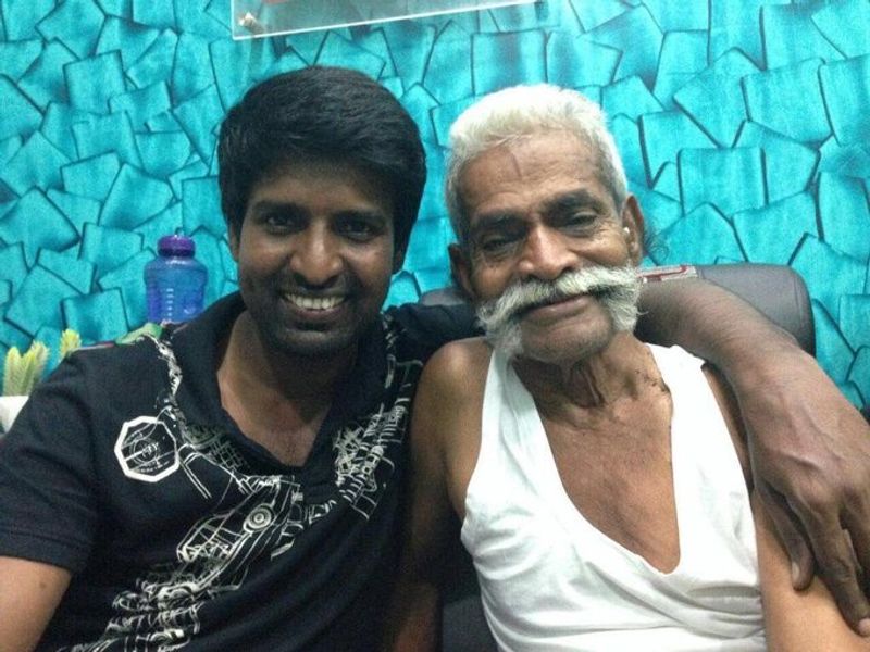 நடிகர் சூரி தந்தையுடன் இருக்கும் புகைப்படம் 