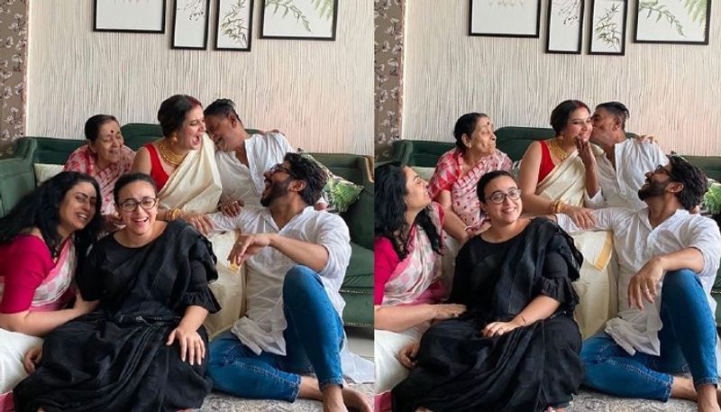 রাজ চক্রবর্তীও নিজের বাবার সঙ্গে পরিবারের দু'টি ক্যানডিড ছবি শেয়ার করেছেন সোশ্যাল মিডিয়ায়। ক্যাপশনে লিখেছেন, "আমাদের পরিবারে সবচেয়ে ছোট তুমিই। কারণ বাড়ির সবচেয়ে ছোটোর মতই তোমার সমস্ত আবদার মেটানোর চেষ্টা করি আমরা।"