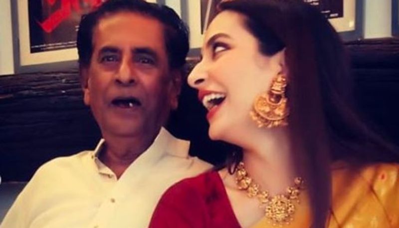 নিজের শশুড়ের সঙ্গেও শেয়ার করেছেন একটি ছবি। ক্যাপশনে লিখেছেন অমূল্য। সত্যিই তো অমূল্য এই সম্পর্ক। মেয়ে-বাবাদের সম্পর্ক খানিক ভিন্ন হয় বই কি।