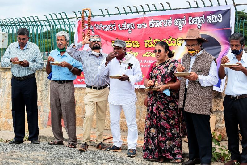 ಗ್ರಹಣದ ನಡುವೆಯೇ ಮೂಢನಂಬಿಕೆಗೆ ಸೆಡ್ಡು ಹೊಡೆದು ಉಪಹಾರ ಸೇವನೆ.