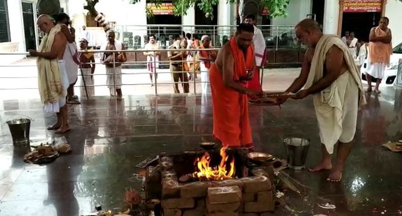 ಗ್ರಹಣ ಮೋಕ್ಷದ ಬಳಿಕ ಶ್ರೀಮಠದ ಸ್ವಚ್ಚತಾ ಕಾರ್ಯದ ಬಳಿಕ ಪೀಠಾಧಿಪತಿಗಳಾದ ಶ್ರೀ ಸುಬುಧೇಂದ್ರ ತೀರ್ಥರು ರಾಯರ ಬೃಂದಾವನಕ್ಕೆ ವಿಶೇಷ ಪೂಜೆ ಸಲ್ಲಿಸಿದರು.