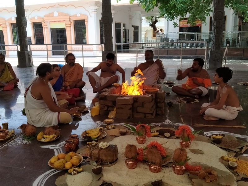 ಖಂಡಗ್ರಾಸ ಸೂರ್ಯ ಗ್ರಹಣ ಹಿನ್ನೆಲೆಯಲ್ಲಿ ಮಂತ್ರಾಲಯ ಮಠದಲ್ಲಿ ವಿಶೇಷ ಹೋಮಗಳು ನಡೆದವು.