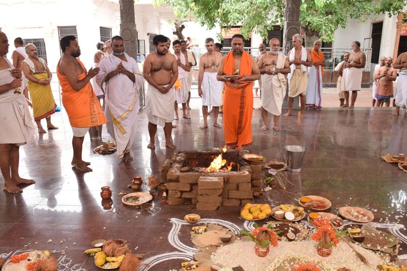 ಕೊರೋನಾ ವೈರಸ್ ಭೀತಿಯಿಂದಾಗಿ ಸಾಮಾಜಿಕ ಅಂತರ ಕಾಯ್ದುಕೊಂಡು ಹೋಮಗಳು ನಡೆಸಲಾಯ್ತು.