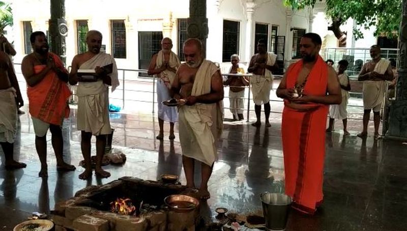 ಮಠದ ಪೀಠಾಧಿಪತಿಗಳಾದ ಶ್ರೀ ಸುಭುದೇಂದ್ರ ತೀರ್ಥರ ನೇತೃತ್ವದಲ್ಲಿ ನವಗ್ರಹ ಹೋಮ,ನರಸಿಂಹ ಹೋಮ, ಗಾಯತ್ರಿ ಹೋಮ, ವ್ಯಾಹುತಿ ಹೋಮ ನಡೆಯಿತು.