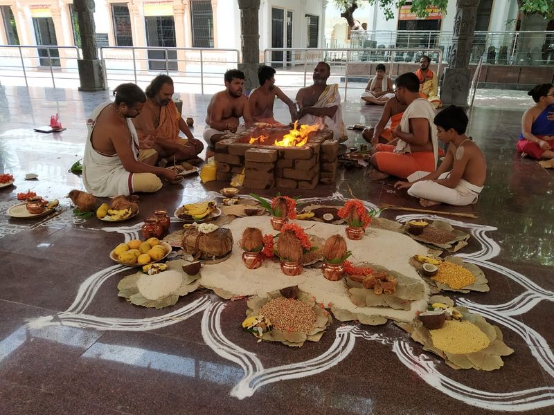 ಕೊರೋನಾ ಹಿನ್ನೆಲೆಯಲ್ಲಿ ಸಾಮಾಜಿಕ ಅಂತರ ಕಾಯ್ದುಕೊಂಡು ಹೋಮಗಳನ್ನ ಮಾಡಿರುವುದು ವಿಶೇಷವಾಗಿತ್ತು
