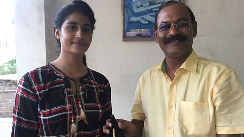 रविवार को आंचल ने हैदराबाद में एयर चीफ मार्शल आरकेएस भदौरिया के हाथों दीक्षांत परेड में ये उपलब्धि पायी। हालांकि उनके परिवार की इच्छा उनके आंखों के सामने बिटिया को सम्मानित होते हुए देखने की कोरोना की बंदिशों के कारण नहीं हो सकी। आंचल कहती हैं कि वो शुरू से ही एक फाइटर बनना चाहती थीं। जब वो स्कूल में थीं, तभी उन्होंने फैसला कर लिया था कि वो डिफेंस में जाएंगी। आंचल ने कहा कि आज जब मैं ऑफिसर बन गई हूं तो सब असली लग रहा है। यह एक सपने के सच होने जैसा है। आंचल के लिए एयरफोर्स ऑफिसर बनने का दिन बहुत ही खास था, लेकिन इस खास मौके पर उनके माता-पिता वहां मौजूद नहीं थे।