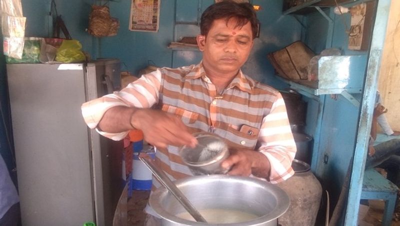20 जून को जब हैदराबाद वायु सेना अकादमी में ग्रेजुएशन परेड आयोजित किया था। तो इस पासिंग आउड परेड को टीवी पर टकीटकी लगा कर नीमच में बैठे आंचल के पिता सुरेश गंगवाल और उनका पूरा परिवार देख रहा था। उनकी बिटिया आंचल गंगवाल इस परेड में मार्च पास्ट कर रही थी। जैसी ही आंचल को राष्ट्रपति पट्टिका से सम्मानित किया गया तो पिता की आंखें छलक आईं। बता दें कि सुरेश आज भी नीमच बस स्टैंड के पास चाय बेचते हैं।