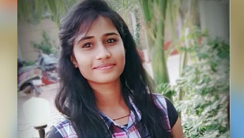 वहीं जब आंचल के पिता सुरेश गंगवाल ने बेटी को टीवी पर मार्च पास्ट करते हुए देखा तो वह अपने आंसू रोक नहीं पाए। वो आंचल के फ्लाइट ऑफिसर बनने से काफी खुश हैं। उनका कहना है कि फादर्स डे के मौके पर इससे अच्छा तोहफा और क्या हो सकता है। सुरेश गंगवाल ने कहा कि आंचल शुरू से पढ़ाई में अच्छी रही है. उसने बोर्ड परीक्षा में 92 प्रतिशत से ज्यादा अंक प्राप्त किए थे। उन्होंने बताया कि एयरफोर्स में जाने की सबसे बड़ी प्रेरणा आंचल को तब मिली जब साल 2013 में उत्तराखंड में त्रासदी आई थी। उत्तराखंड में एयरफोर्स ने जिस तरह बहादुरी के साथ काम किया, उससे वह काफी प्रेरित हुईं और इंडियन एयरफोर्स ज्वॉइन करने की ठान ली।