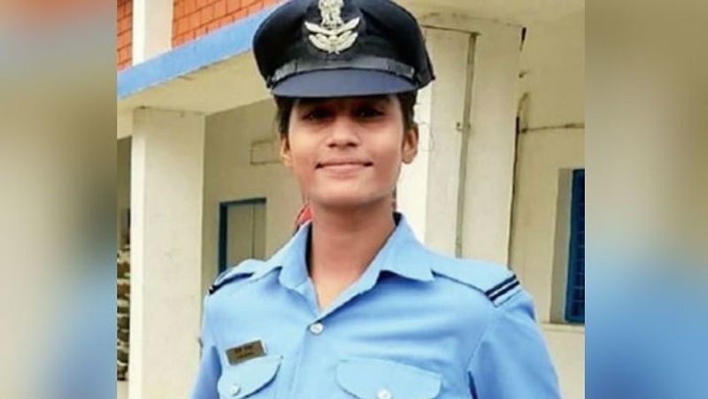 20 जून को हैदराबाद के डंडीगल वायु सेना अकादमी में कंबाइंड ग्रेजुएशन परेड आयोजित किया था। भारतीय वायु सेना के चीफ बीकेएस भदौरिया की उपस्थिति में शनिवार को आंचल गंगवाल को एक फ्लाइंग ऑफिसर के रूप में कमीशन मिला। आंचल गंगवाल इस परेड में मार्च पास्ट कर रही थी। मार्च पास्ट के बाद आंचल गंगवाल को राष्ट्रपति पट्टिका से सम्मानित किया गया। इस समारोह के लिए फ्लाइंग ऑफिसर आंचल गंगवाल के माता-पिता को भी जाना था, लेकिन कोरोना माहामारी की वजह से नहीं जा सके।