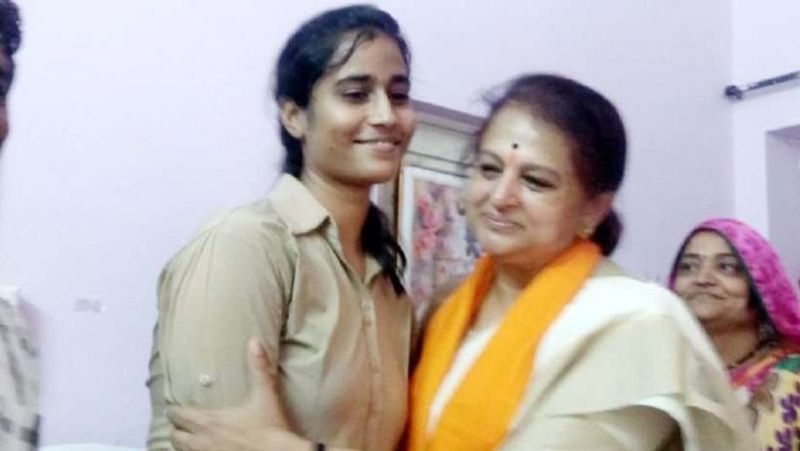 केदारनाथ त्रासदी के दौरान आंचल ने फोर्स ज्वाइन करने का फैसला किया था। उस वक्त वह 12वीं में पढ़ रही थी। आंचल शुरू से ही मेहनती थी, पहले एमपी में उसे पुलिस सब इंस्पेक्टर की नौकरी मिली थी, कुछ दिन बाद वह नौकरी छोड़ दी। फिर आंचल का चयन लेबर इंसपेक्टर के रूप में हुआ। लेकिन उसका मकसद फोर्स में जाना था। इसलिए आगे चलकर वह लेबर इंस्पेक्टर की नौकरी भी छोड़ दी। आंचल कहती हैं कि वो मातृभूमि की सेवा करने हमेशा तैयार रहेंगी। बता दें कि आंचल की इस कामयाबी के बाद से बधाई देने वालों का उनके घर तांता लग गया। आंचल पूरे देश में हजारों युवाओं की प्रेरणा बन गई हैं। उनके जज्बे और देश सेवा की भावना के लोग कायल हो गए हैं। 