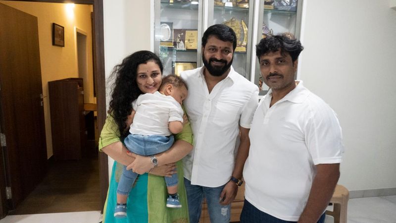 ಇದರ ಬೆನ್ನಲ್ಲೇ ರಿಷಬ್ ಶೆಟ್ಟಿನಟನೆಯ ‘ಹರಿಕಥೆ ಅಲ್ಲ ಗಿರಿಕಥೆ’ ಚಿತ್ರಕ್ಕೂ ರಿಷಬ್ ಶೆಟ್ಟಿಅವರ ಕಚೇರಿಯಲ್ಲೇ ಸರಳವಾಗಿ ಪೂಜೆ ಮಾಡುವ ಮೂಲಕ ಚಿತ್ರ ಸೆಟ್ಟೇರಿದೆ. ದೇವರ ಮೇಲೆ ಸೆರೆಹಿಡಿಯುವ ಮೊದಲ ದೃಶ್ಯಕ್ಕೆ ರಿಷಬ್ ಶೆಟ್ಟಿಪುತ್ರ ರಣ್ವೀತ್ ಶೆಟ್ಟಿಆರಂಭ ಫಲಕ ತೋರಿದರು.