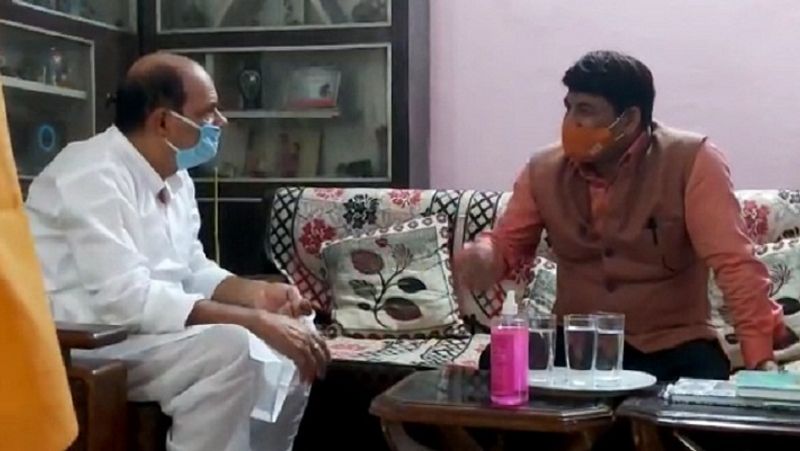 एक्टर मनोज तिवारी ने बॉलीवुड के काले सच का खुलासा करते हुए कहा कि वहां छोटे शहर वाले कलाकारों के साथ बहुत ज्यादा भेदभाव होता है। जो सह सकते हैं वह रहते हैं, नहीं तो बहुत लोग टूट जाते हैं।