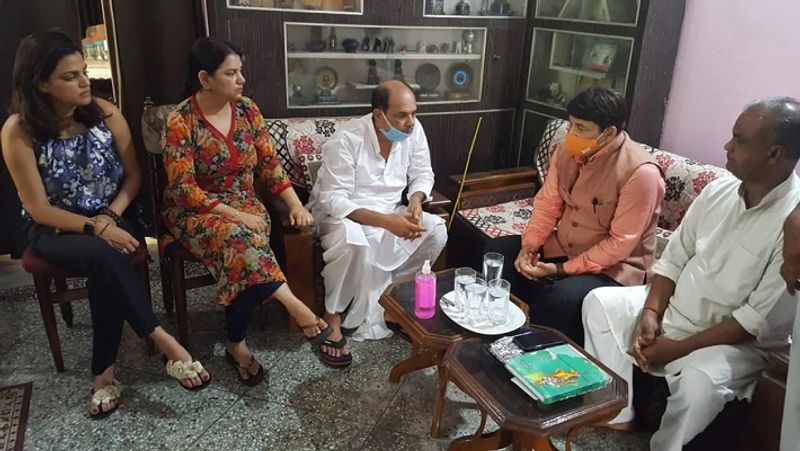 एक्टर मनोज तिवारी ने बिहार के लोगों से अपील करते हुए कहा कि आप लोग धैर्य रखें। सुशांत सिंह राजपूत के मामले की जांच जरूर होगी और हम लोग दोषियों को सजा भी दिलवाएंगे।