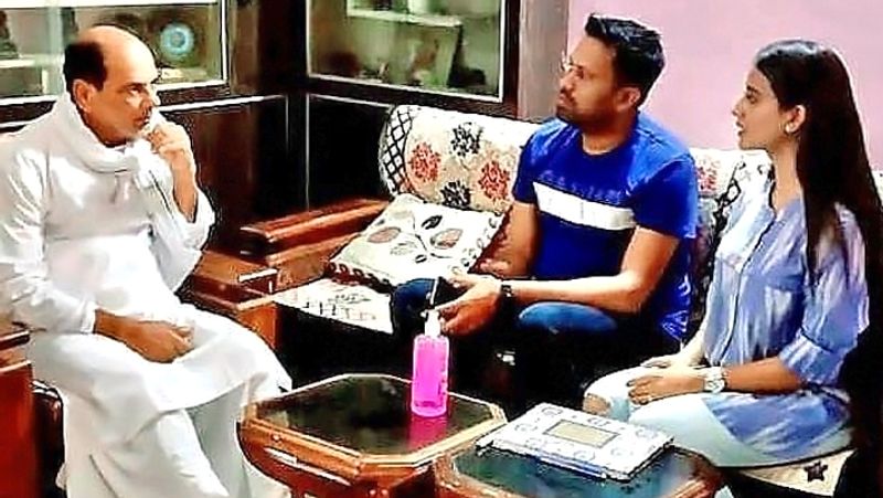 बता दें कि सुशांत राजपूत की आत्महत्या के बाद से ही बॉलीवुड में नेपोटिज्म (भाई-भतीजावाद) का मुद्दा गरमाया हुआ है। ज्यादातर लोगों को मानना है कि इंडस्ट्री में खेमेबाजी के चलते सुशांत को आउटसाइडर मानकर काम नहीं दिया गया, जिसके चलते डिप्रेशन में आकर उन्हें ऐसा आत्मघाती कदम उठाना पड़ा। 