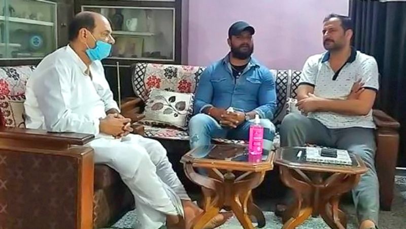 इससे पहले भोजपुरी फिल्मों के सुपरस्टार खेसारी लाल यादव ने सुशांत राजपूत के पटना स्थित घर पर उनके पिता व चचेरे भाई से मुलाकात की। इस दौरान खेसारी लाल बेहद इमोशनल नजर आए। खेसारी ने कहा कि सुशांत राजपूत एक शानदार एक्टर होने के साथ ही बेहतरीन इंसान भी थे। उन पर हमें ही नहीं बल्कि पूरे बिहार और यूपी के लोग गर्व करते थे।