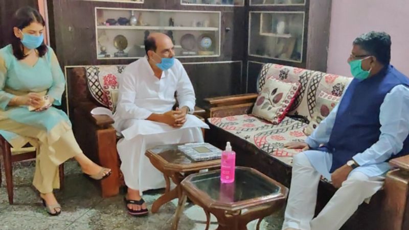 हाल ही में केंद्रीय मंत्री रविशंकर प्रसाद ने सुशांत सिंह राजपूत के परिवार से मुलाकात की थी। रविशंकर प्रसाद ने एक्टर को याद करते हुए ट्वीट भी किया था। साथ ही परिवार से मुलाकात की तस्वीरें भी शेयर की थीं।