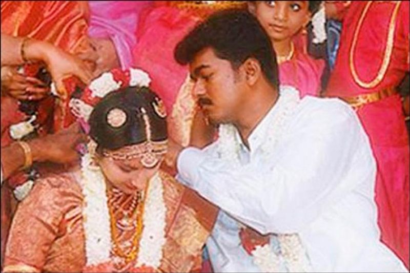 கெட்டி மேளம் கொட்ட... சங்கீதா கழுத்தில் விஜய் தாலி கட்டிய தருணம்