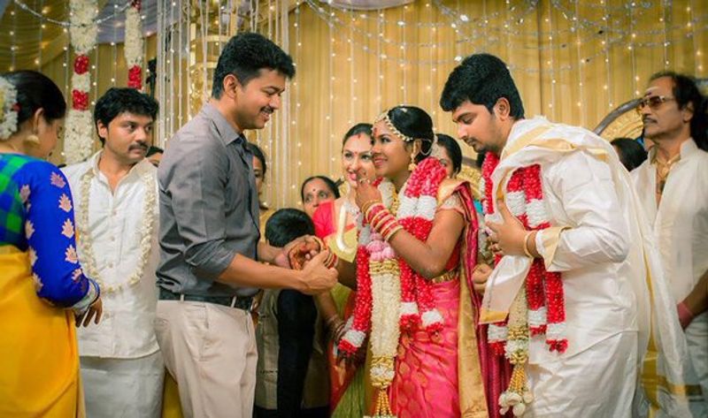 நண்பன் சஞ்சய் வீட்டு திருமண விழாவில் தவறாமல் மனைவியுடன் கலந்து கொண்ட விஜய் 