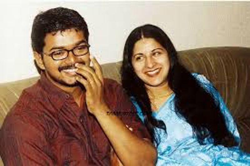 தளபதியின் வெக்க புன்னகை 