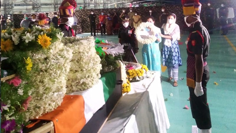 इंडिया टुडे ने गलवान घाटी में तैनात अफसरों से इस घटना को लेकर बात की है। इंडिया टुडे की रिपोर्ट के मुताबिक, 10 दिन पहले यानी 6 जून को दोनों देशों के बीच लेफ्टिनेंट जनरल स्तर की बात हुई थी। इसके बाद दोनों सेनाएं पीछे हटने को तैयार हुई थीं। दोनों देशों की आर्मी एलएसी के काफी करीब आ गई थीं।