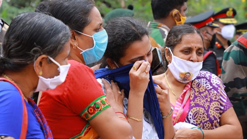 तेलंगाना के सूर्यापेट के रहने वाले संतोष बाबू बिहार रेजीमेंट के कमांडिंग ऑफिसर थे। परिवार में माता-पिता के अलावा दो बच्चे और पत्नी हैं। उनकी पत्नी अपने एक बेटे और एक बेटी के साथ दिल्ली में रहती हैं।