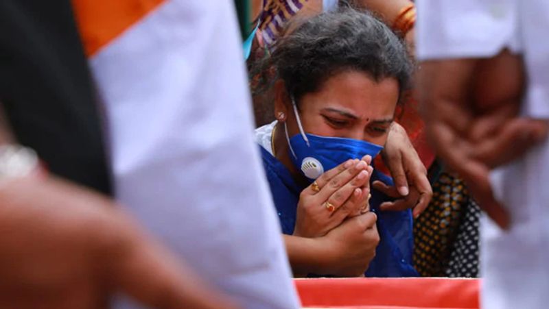 शहीद कर्नल संतोष बाबू तेलंगाना के सूर्यपेट के रहने वाले थे। तेलंगाना के सीएम चंद्रशेखर राव ने कर्नल बाबू की पत्नी को सरकारी नौकरी, 5 करोड़ रुपए और 600 गज जमीन देने का फैसला किया है। सीएम खुद उनकी पत्नी को 5 करोड़ रुपए का चेक सौपेंगे। 