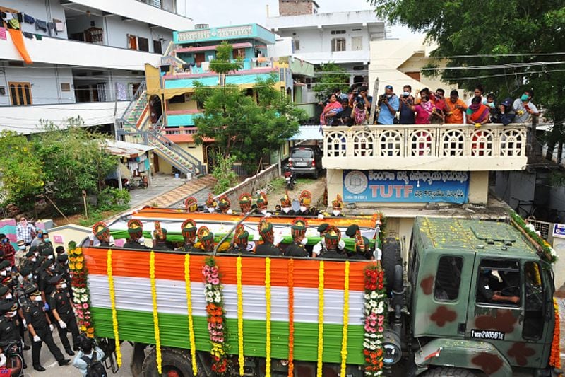 कर्नल बाबू जब पोस्ट पर बातचीत करने पहुंचे और इस पोस्ट के बार में पूछा तो एक जवान ने उन्हें धक्का दे दिया। इसके अलावा चीनी भाषा में अभद्र टिप्पणी भी की। इसके बाद भारतीय जवानों ने भी इस पर प्रतिक्रिया दी।