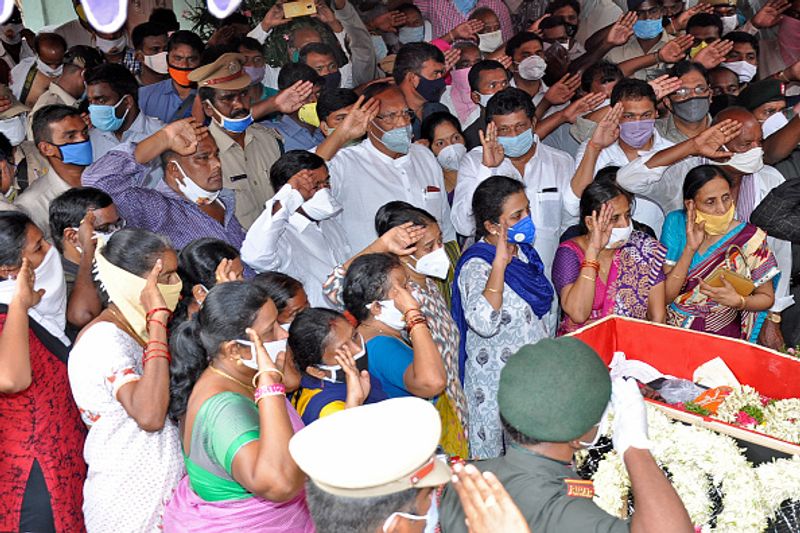 पूर्वी लद्दाख सीमा पर भारत और चीन के सैनिकों के बीच झपड़ में भारत के कर्नल रैंक के अधिकारी सहित 20 जवान शहीद हो गए। इस घटना पर विदेश मंत्रालय ने स्पष्ट कर दिया है कि चीन ने ऐसा क्यों किया? मंत्रालय ने साफ-साफ शब्दों में कह दिया कि 15 जून को देर शाम और रात को चीन की सेना ने वहां यथास्थिति बदलने की कोशिश की। यथास्थिति से मतलब है कि चीन ने एलएसी बदलने की कोशिश की। भारतीय सैनिकों ने रोका और इसी बीच झड़प हुई।