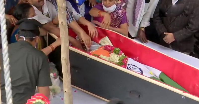 संतोष बाबू के पिता रिटायर्ड बैंक अधिकारी हैं। शहादत से पहले संतोष बाबू की पोस्टिंग हैदराबाद होने वाली थी। संतोष बाबू की पहली पोस्टिंग जम्मू-कश्मीर में थी।