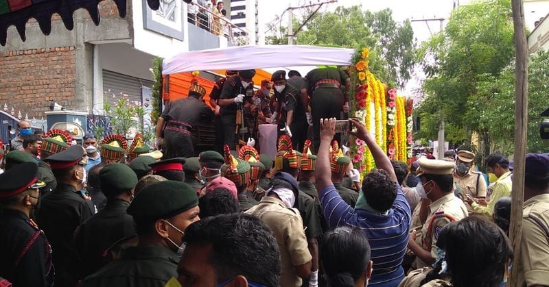 बात इतने पर ही खत्म नहीं होती है। सैटेलाइट तस्वीरों से पता चल रहा है कि चीन ने इस इलाके में बुल्डोजर भी तैनात किए थे, जिसके निशान तस्वीरों में साफ तौर से देखने के लिए मिल रहे हैं। इन सभी गतिविधियों से चीन की मंशा जाहिर हो रही है।