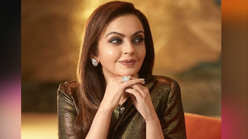 वे डांस भी करती हैं। डांस करने से भी काफी मात्रा में कैलोरी बर्न करने में मदद मिलती है। काम खत्म हो जाने के बाद नीता शाम को 30 मिनट की एक्सरसाइज और योग करती हैं।