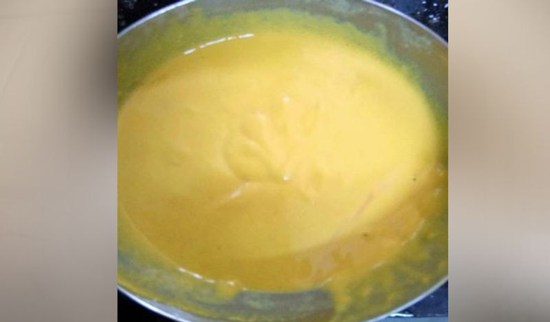 इडली के वडे बनाने के लिए सबसे पहले बेसन का घोल तैयार करें। इसके लिए बेसन में हल्दी, हींग, नमक डालकर घोल बना लें।
