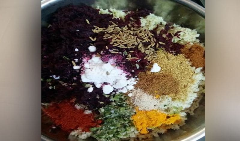 इस मिक्सचर में गरम मसाला, हल्दी, हींग, लाल मिर्च पाउडर मिला दें। 