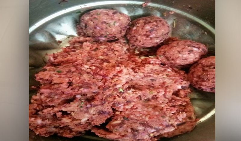 अब इस मिक्सचर के गोले बना लीजिये।
